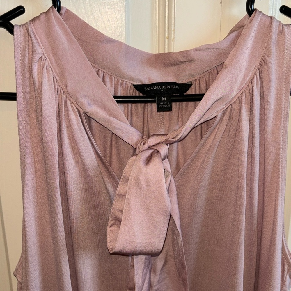 Excellent condition pink sleeveless Banana Republic top size M